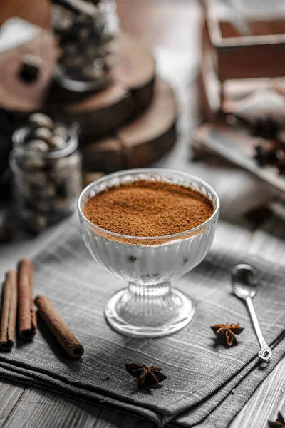 Porción Postre Tiramisú Sobre Fondo Decorado — Foto de Stock