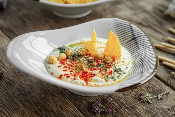 Porción Apetitosa Salsa Hummus Sobre Fondo Madera — Foto de Stock