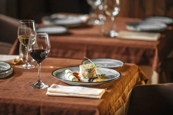 Şarap ve yemekle servis edilen restoran masası.