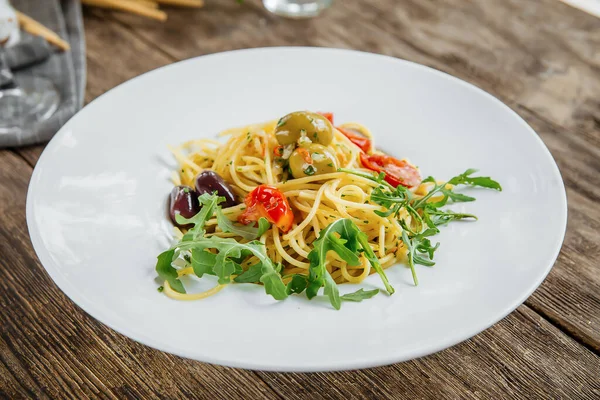 Zeytinli ve otlu İtalyan spagettisi.