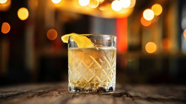 Bulanık arka planda bir bardak viski kokteyli.