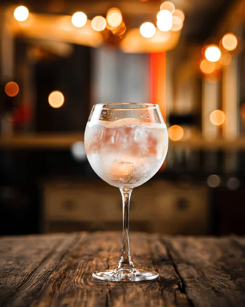 Vista Lateral Sobre Vaso Cóctel Alcohol Gin Tonic Fresco — Foto de Stock