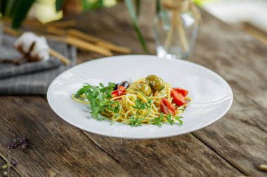 Zeytinli ve otlu İtalyan spagettisi.