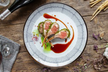 Soslu pirzola pirzolası tabağının üst görüntüsü.