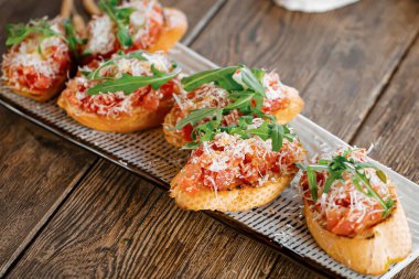 Gurme bruschetas aperatiflerinin porsiyonuna yakın çekim.