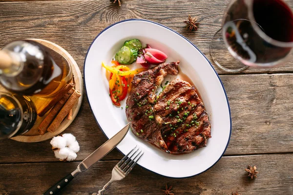 Porción Bistec Parrilla Con Vino Tinto Sobre Fondo Madera —  Fotos de Stock