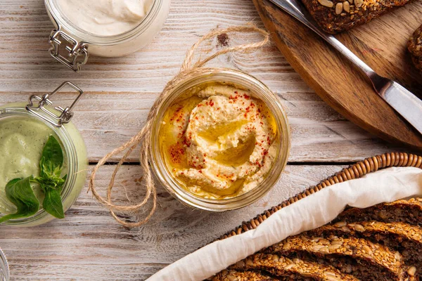 Nahaufnahme Auf Einem Glas Appetitlichen Humusaufstrich Mit Brot — Stockfoto