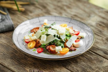 Tahta masada tavuklu sezar salatası.