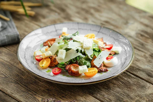 Tahta masada tavuklu sezar salatası.