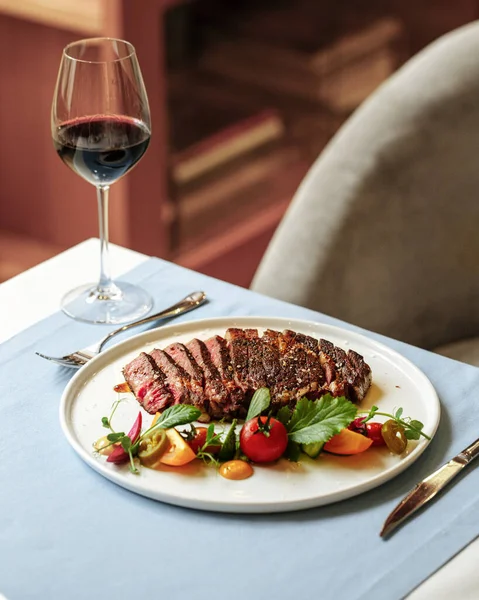Porce Gurmánského Pečeného Hovězího Steaku Sklenicí Červeného Vína — Stock fotografie