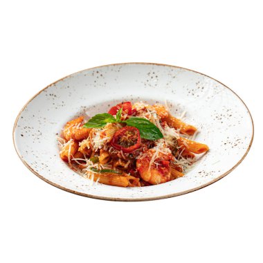 Beyaz arka planda Meksika soslu karidesli makarna.