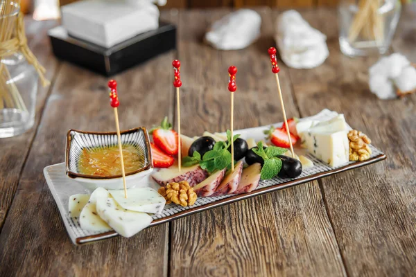 Portion Wine Cheese Appetizer Platter Olives Strawberries — Stockfoto