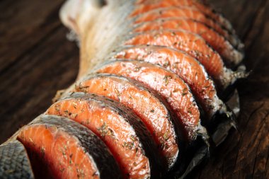 Dilimlenmiş ızgara somon balığına yakın çekim.