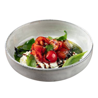 Domatesli ve soslu stracciatella peyniri.