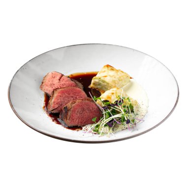 İzole edilmiş soslu dana eti ve patates graten.