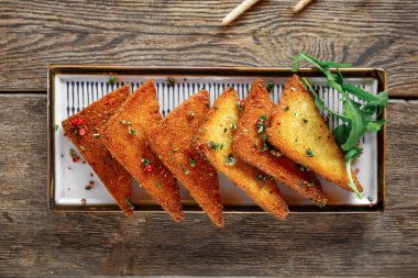 Ahşap arka planda kızarmış yumurtalı ekmek.