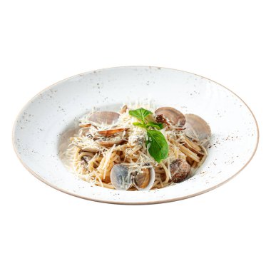 Beyaz arka planda İtalyan vongole makarnasının izole edilmiş kısmı.