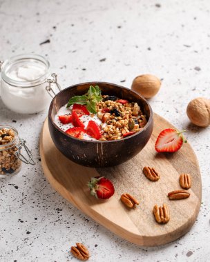 Yoğurtlu, çilekli ve fındıklı sağlıklı tahıl gevreği.