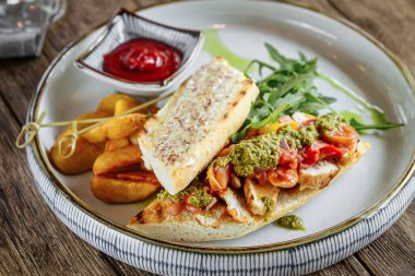 Pesto soslu gurme bruschetta sandviçi.