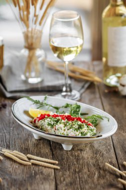 Havyar ve yengeç çubuklu gurme salatasına yaklaş.