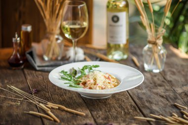 Tahta arka planda somonlu İtalyan farfalle makarnası.