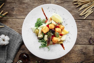 Enginar ve bol kızarmış peynirli gurme tabağına yaklaş.