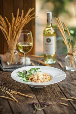 Tahta arka planda somonlu İtalyan farfalle makarnası.