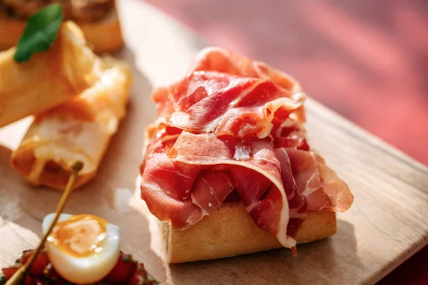 Closeup Gourmet Bruschetta Italian Prosciutto Ham — Stock Photo, Image