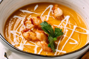 Kabak kremalı çorba ve kızarmış karides ve tost.