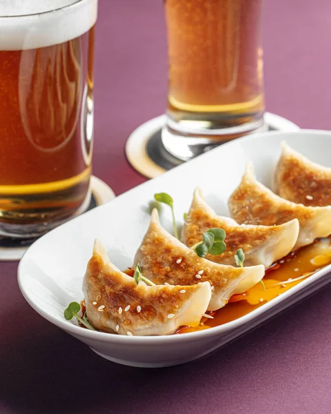 Closeup Portion Japanese Dumplings Gyoza Beer — Stok fotoğraf