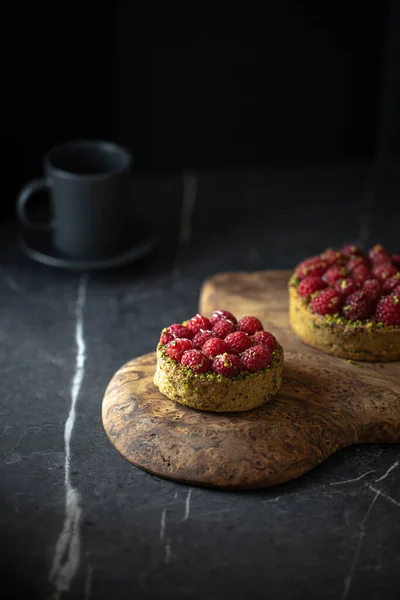 Himbeer Törtchen Mit Pistazien Und Kaffee Auf Servierbrett — Stockfoto