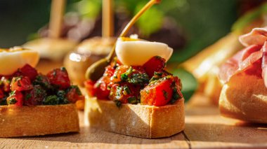 Domates ve yumurtalı gurme bruschetalara yaklaş.