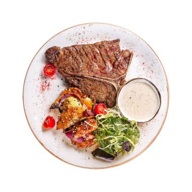 Bifteğin soslu ve salatalı kısmı.