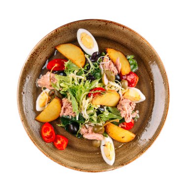 Sebzeli gurme ton balığı salatası.