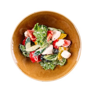 Yoğurtlu taze Yunan salatası.