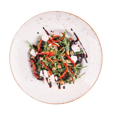 Peynirli ve roka aromalı pancar salatası.