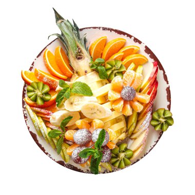 Beyaz arka planda çeşitli dilimlenmiş meyve tabakları