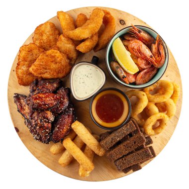 Tahta tepside kızartılmış bira tabağı.