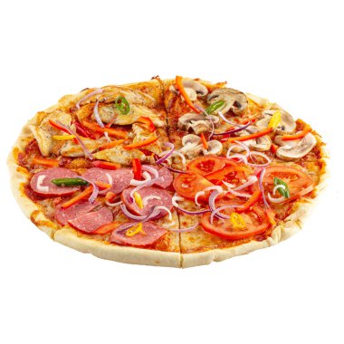 İzole edilmiş taze dört mevsimlik pizza beyaz arka planda.
