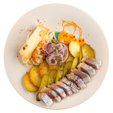 Ringa balığıyla birlikte yalıtılmış Rus meze tabağı.