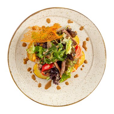 İzole edilmiş gurme et salatası ve patates.