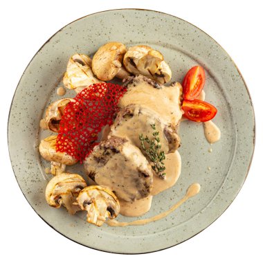 İzole edilmiş bir tabak mantarlı ve kremalı sos.