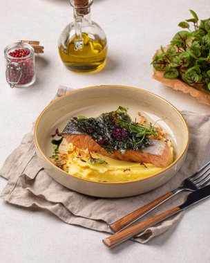 Patates püresi ve gurme somon filetosu.