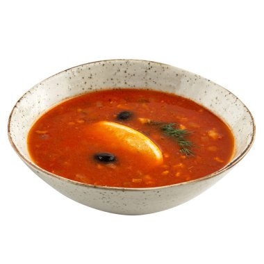 İzole edilmiş porsiyon Rus solyanka et çorbası.