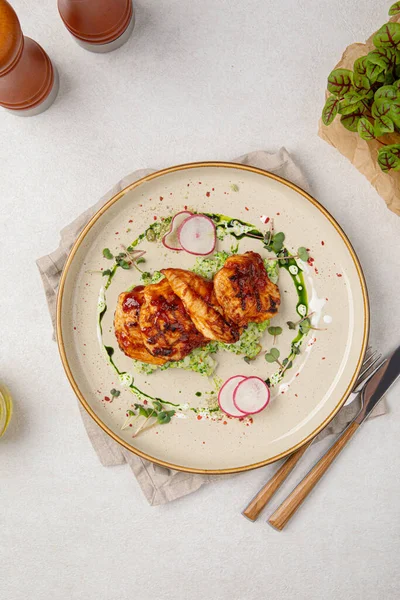 Portion Gegrillte Hähnchenbrust Mit Risotto — Stockfoto