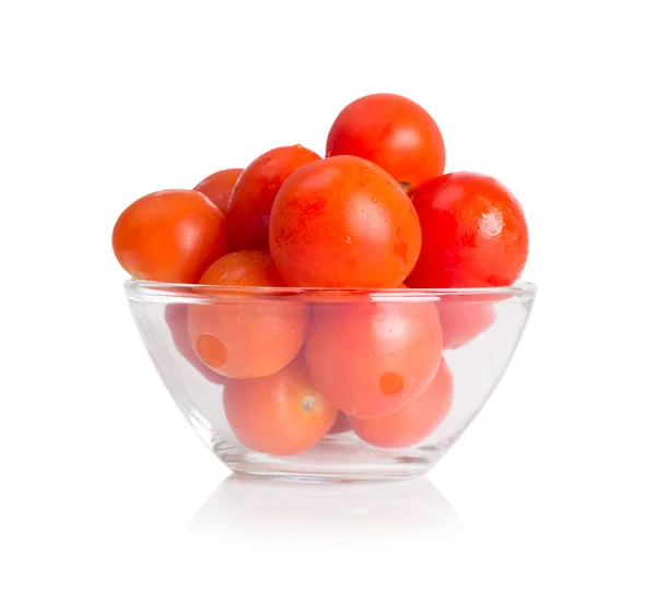 Rijpe tomaten in glazen kom geïsoleerd — Stockfoto
