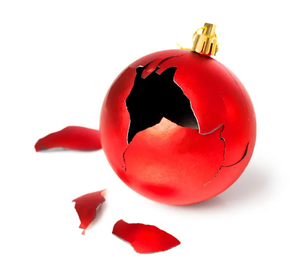 Rotto rosso palla di Natale — Foto Stock