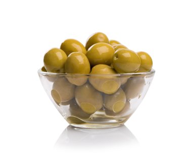 Beyaz arkaplanda yeşil zeytin