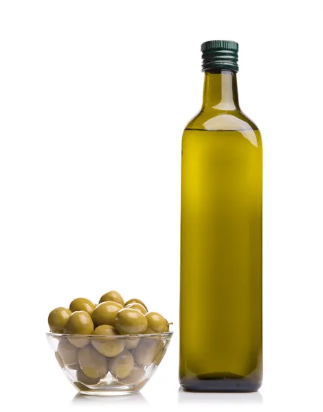 Bottiglia di olio e olive su fondo bianco — Foto Stock