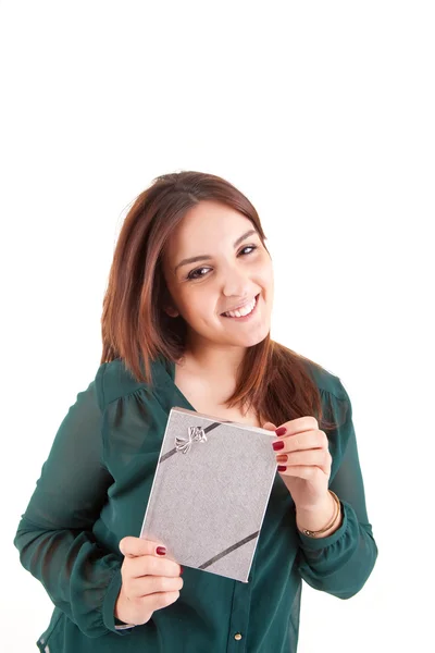 Hermosa mujer sosteniendo regalos mientras sonríe — Foto de Stock